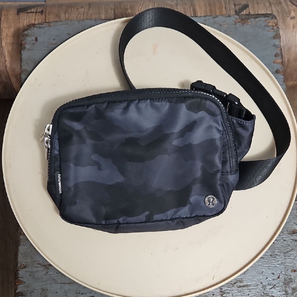Lululemon, Everywhere Belt Bag, Black, Camo, Minimalist, Travel, Lightweight